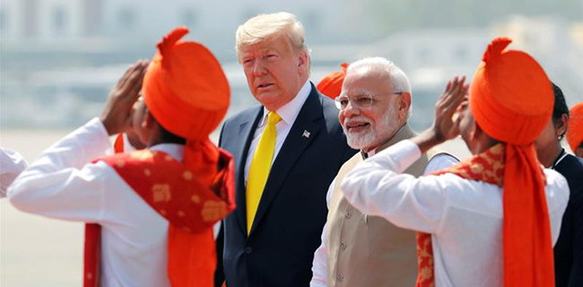 Tak Fasih Ucapkan Namaste, Trump Disambut 110 Ribu Rakyat India Dalam Kampanye Di India