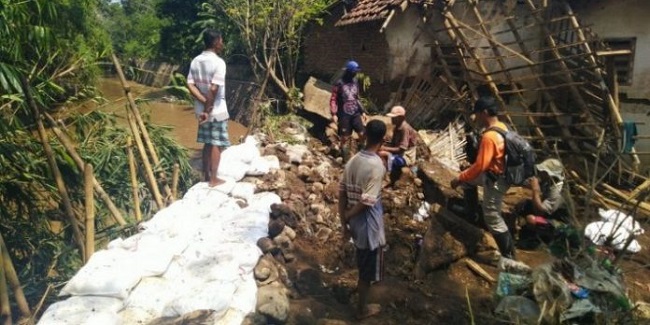 Tanggul Jebol, Ratusan Rumah Warga Terendam Banjir