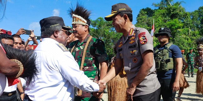 Panglima TNI Dan Kapolri Terima Lahan Pembagunan Kogabwilhan III Dari Tokoh Adat Suku Kamoro