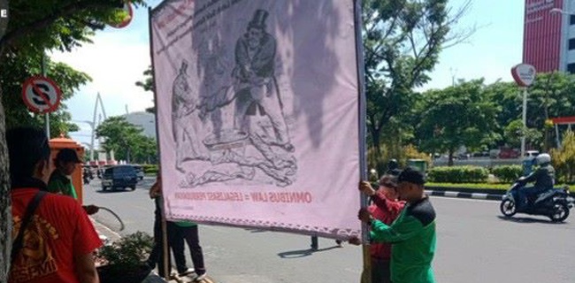 Aksi Meluas, Buruh Semarang Bentangkan Spanduk Tolak RUU 'Sapu Jagat'