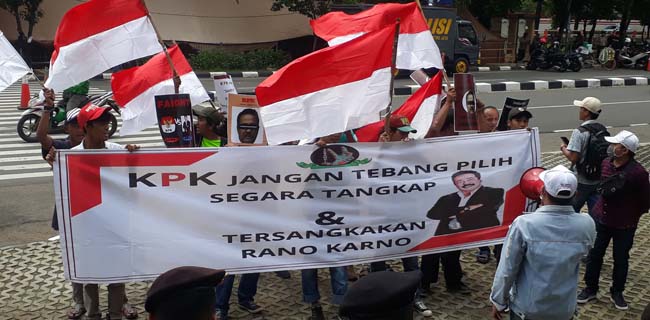 Geruduk Gedung Merah Putih, Massa Serambi Desak KPK Tersangkakan Rano Karno