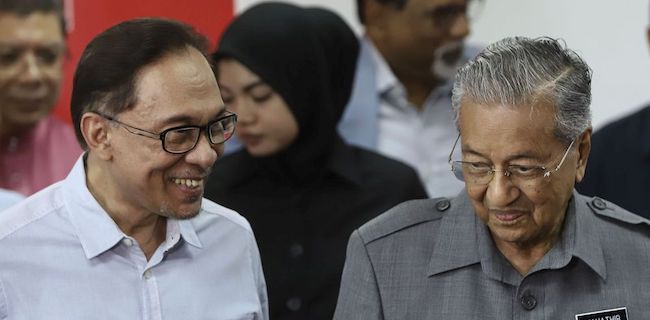 Anwar Ibrahim Sempat Memohon Agar Mahathir Mohamad Tidak Mundur