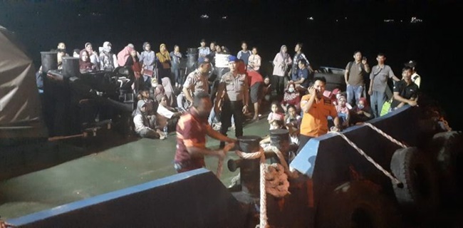 Mati Mesin Di Selat Sunda, Seratusan Penumpang Kapal Feri Dievakuasi
