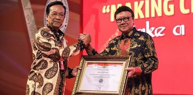 Sri Sultan Hamengkubuwono Terima Penghargaan Untuk Predikat AA Bagi DIY