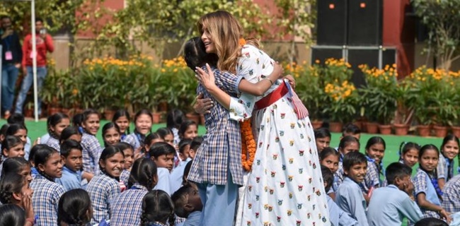 Pelukan Hangat Ibu Negara AS Untuk Siswi Sekolah Negeri Di New Delhi