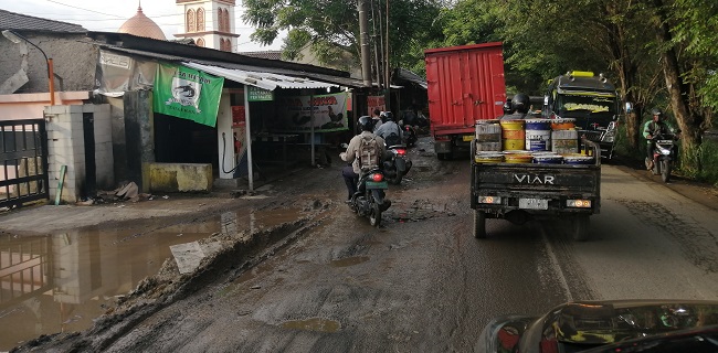 Berlubang Dan Berlumpur, Jalan Penghubung Kota Dan Kabupaten Tangerang Mirip Kubangan Sapi
