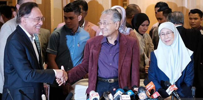 <i>Breaking News</i>: Mahathir Mundur