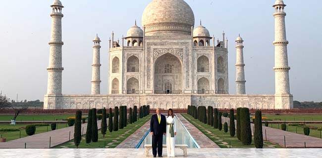 Trump Dan Melania Kunjungi Taj Mahal