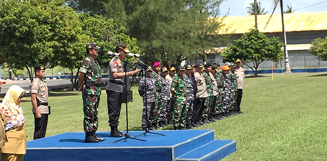 Kunjungi Natuna, Panglima TNI Dan Kapolri Beri Bansos Masyarakat Di Sekitar Lokasi Observasi