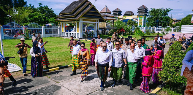 Di Palopo, Ketua DPD Shalat Di Masjid Tertua Dan Mengunjungi Istana Kedatuan Luwu