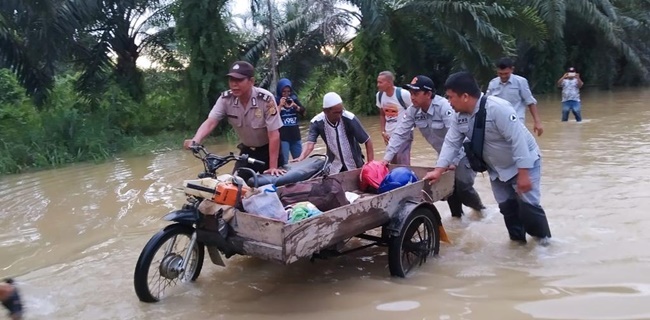 Warganet Ramai Puji Polri Yang Sigap Bantu Korban Banjir