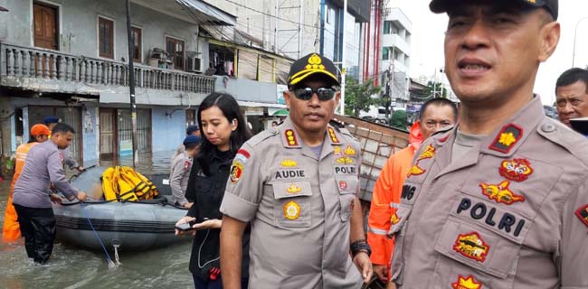 TNI-Polri Bantu Evakuasi Korban Banjir Di Jakarta Barat