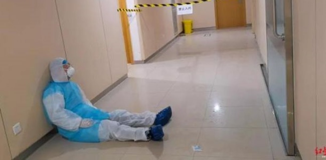 Kematian Mencapai 2005 Orang, Dokter Ini Tertidur Di Lantai Rumah Sakit