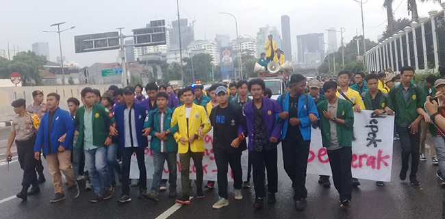 Long March Dari TVRI, Massa BEM-SI Tiba Di Gedung DPR