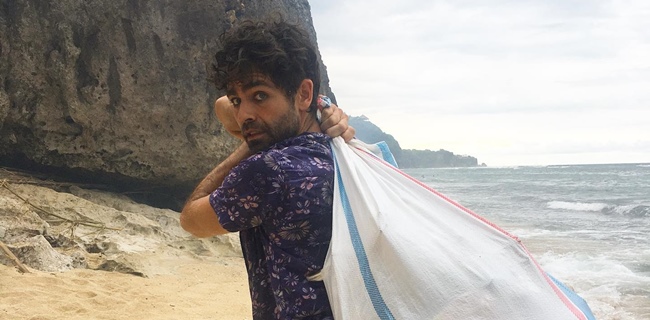 Aktor Hollywood Ini Bersihkan Pantai Bali Dari Sampah-sampah Plastik