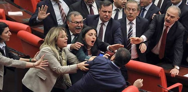 Gara-gara Protes, Sejumlah Politikus Baku Hantam Di Meja Parlemen Turki