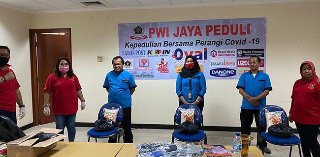 PWI Jaya Peduli Salurkan Paket Bantuan Sembako Untuk Warga Terdampak Covid-19 dan Wartawan