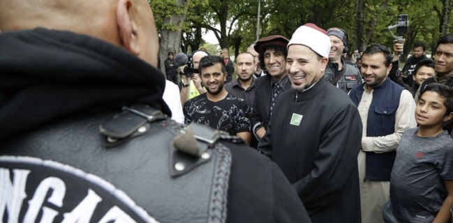 Meski Peringatan Publik Dibatalkan, Warga Christchurch Tetap Beri Penghormatan Pada Korban Peristiwa Penembakan Masjid