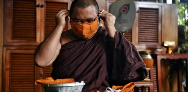 Di Tengah Wabah, Biksu Buddha Di Thailand Produksi Masker Dari Plastik