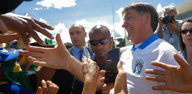 Sempat Diisukan Terinfeksi Corona, Presiden Brasil Nekat Foto <i>Selfie</i> Dengan Para Demonstran