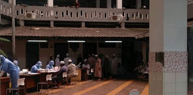 Tiga Jamaah Suspect Corona, Ratusan Orang Diisolasi Di Masjid Jami Di Jakarta Barat
