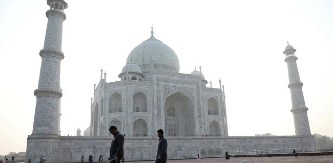 India Tutup Taj Mahal, Suspect Corona Diberi Gelang "Karantina Rumah"