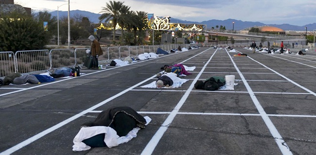 Di Las Vegas, Para Tunawisma Tidur Di Atas Lahan Parkir Demi <i>Social Distancing</i>