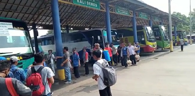 Menunggu Instruksi Pemerintah, 1.241 Penumpang Bus Masih Melintas Di Terminal Pakupatan