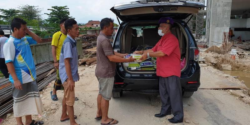Lockdown Di Malaysia, Khairudin Harahap Bagikan Bantuan Untuk TKI
