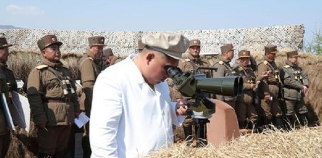 Di Tengah Pandemik, Kim Jong Un Tetap Awasi Latihan Militer Korea Utara