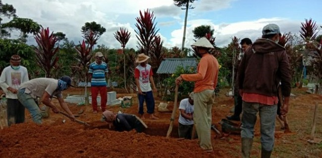 Salut, Warga Lampung Gotong Royong Gali Makam Untuk Jenazah Pasien Covid-19