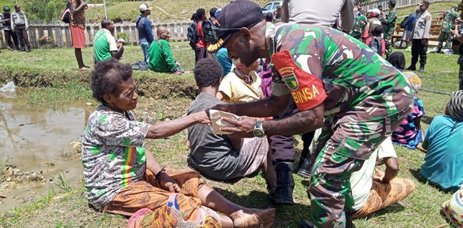 TNI-Polri Blusukan Ke Pedalaman Papua Salurkan Bantuan Untuk Warga Terdampak Covid-19