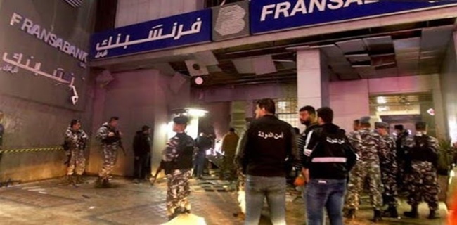 Di Tengah Epidemik Sekelompok Orang Di Libanon Protes, Ledakkan Sebuah Bank