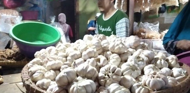 Pedagang Pasar Kramat Jati: Harga Bawang Putih Mulai Turun