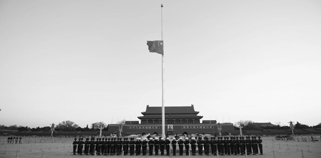 China Kibarkan Bendera Setengah Tiang