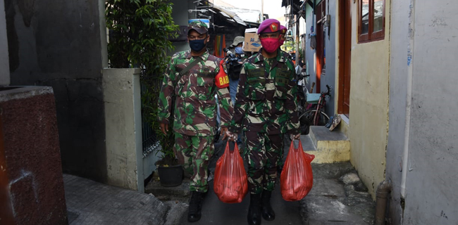 TNI Terus Bantu Warga Yang Kurang Mampu Dengan Membagikan Makanan Siap Saji