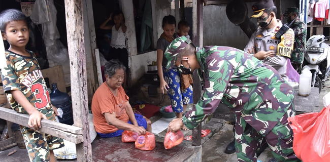 <i>Door To Door</i>, Prajurit TNI-Polri Bagikan 1.200 Nasi Bungkus Kepada Warga Kapuk