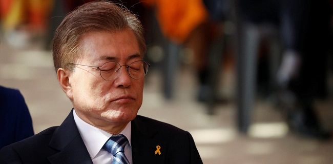 Pertama Kali Kehilangan Tenaga Medis Akibat Corona, Presiden Moon Jae-In Terpukul