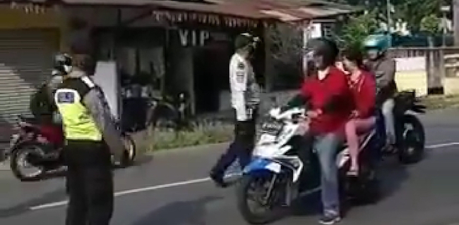 Petugas Mulai Adang Pengendara Motor Tanpa Masker Di Pintu Masuk Jakarta