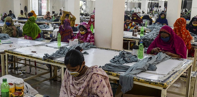 Takut Merek Ternama Beralih, Ratusan Pabrik Garmen Di Bangladesh Menolak <i>Lockdown</i> Dan Kembali Beroperasi