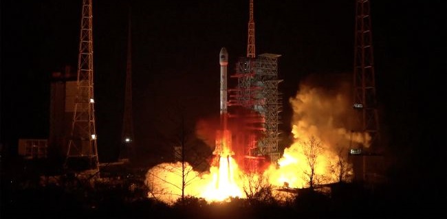 Gagal Capai Orbit, Roket China Pembawa Satelit Palapa Meledak Dan Hancur