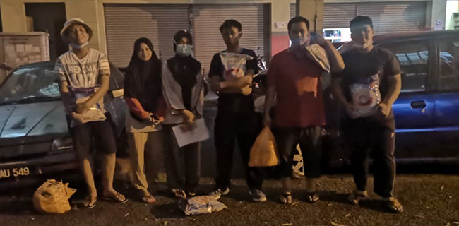 Peduli TKI Terdampak <i>Lockdown</i>, Mahasiswa Indonesia Di Malaysia Salurkan Bantuan