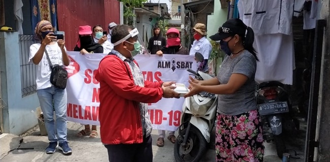 Terjun Ke Semper Barat, Relawan Jokowi Bagi-bagi Makanan Dan Masker Gratis