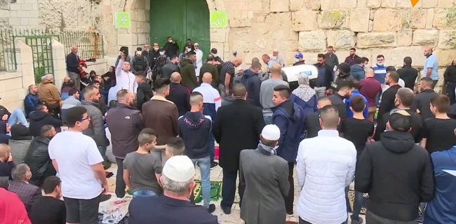 Masjid Al Aqsa Ditutup, Warga Shalat Ied Di Depan Gerbang
