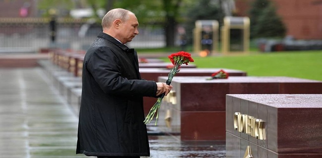 Letakkan Bunga Di Api Abadi Pada Hari Kemenangan, Putin: Rusia Tak Terkalahkan Ketika Kami Berdiri Bersama