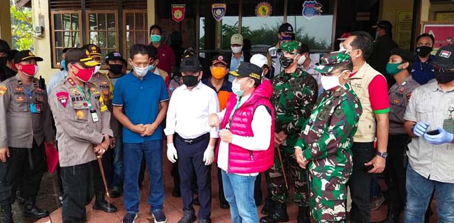 Tinjau Pos Pengamanan Covid-19, Kapolda Bersama Gubernur Kalteng Bagikan 50 Ribu Masker