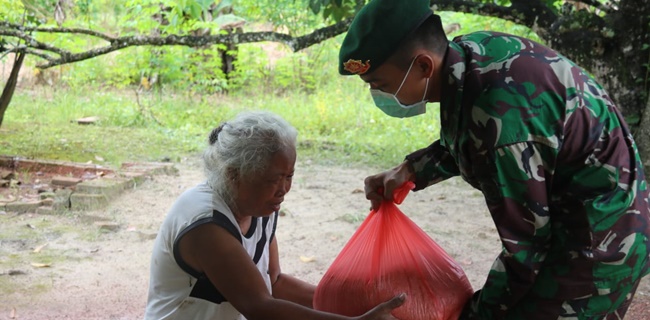 Berkah Ramadhan, Satgas Yonif 411 Kostrad Bagikan Sembako Di Perbatasan