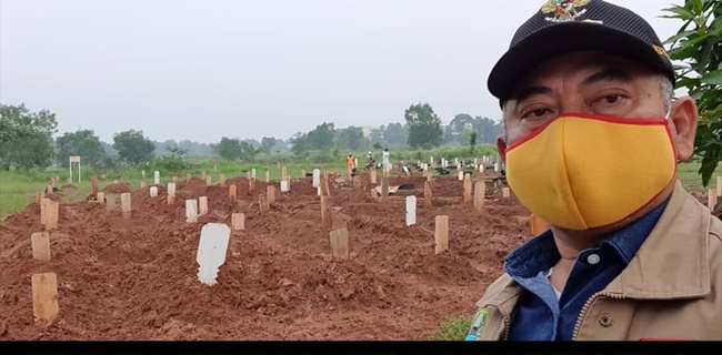 Imbau Warga Jaga Kesehatan, Walikota Bekasi Selfie Di Kuburan Korban Covid-19