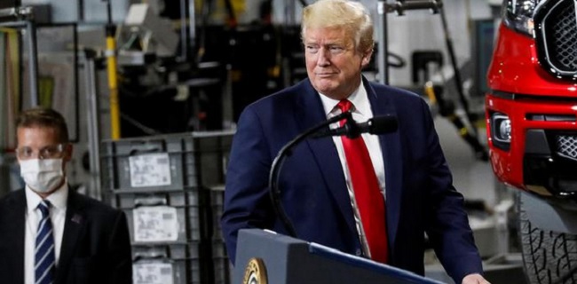 Kunjungi Pabrik Ford Motor, Trump Berguyon: Saya Terlihat Lebih Baik Dengan Masker