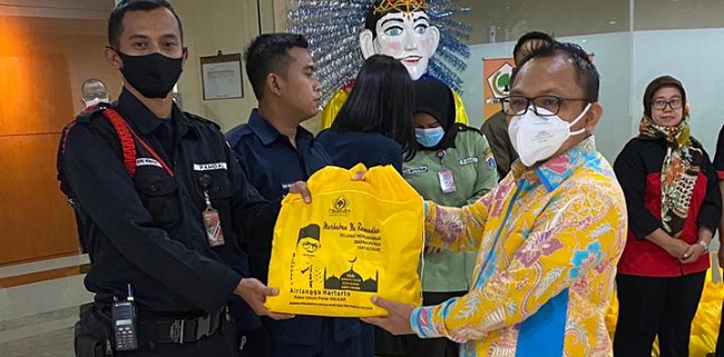 Berbagai Kepedulian, Fraksi Golkar DPRD DKI Bagikan Sembako Untuk Pamdal Dan Petugas Kebersihan